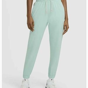 Women's  Medium Nike Dri-FIT Swoosh Fly Standard Issue Athletic Jogger Pants